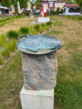 Polonya 'nın Baltık Denizi' ndeki Niechorze meydanında bir pisi balığı heykeli.