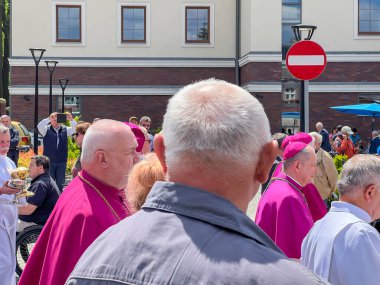 Piekary Slaskie, Polonya, 25 Mayıs 2025: Piekary Slaskie 'deki Marian Tapınağı' na Yıllık Erkek ve Gençlik Haccı. Ayin ve hizmetten sonra edebiyat hizmetleri.