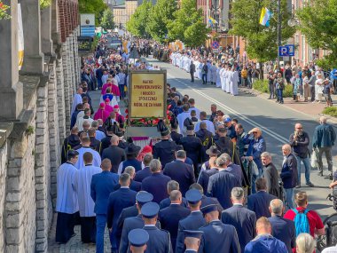 Piekary Slaskie, Polonya, 25 Mayıs 2025: Piekary Slaskie 'deki Marian Tapınağı' na Yıllık Erkek ve Gençlik Haccı. Madenciler, Piekary Slaskie 'li Mary' nin bir kopyasını taşıyor..