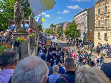 Piekary Slaskie, Polonya, 25 Mayıs 2025: Piekary Slaskie 'deki Marian Tapınağı' na Yıllık Erkek ve Gençlik Haccı. Madenciler, Piekary Slaskie 'li Mary' nin bir kopyasını taşıyor..