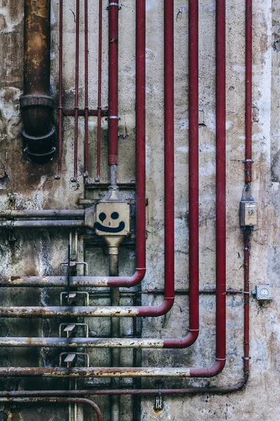 Foto Una Vieja Pared Industrial Tuberías Decaimiento —  Fotos de Stock