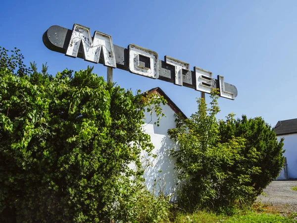 Photo Old Sign Abandoned Motel — Stock Photo, Image