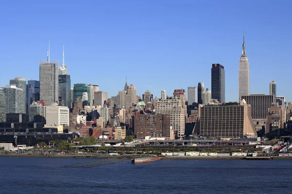 2010年10月10日 从哈德逊河的纽约市的建筑景观照片 — 图库照片