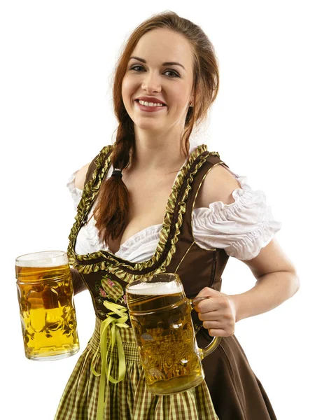 照片一个漂亮的女服务生穿着传统的 Dirndl 和持有两个大啤酒 Steins 超过白色背景 — 图库照片