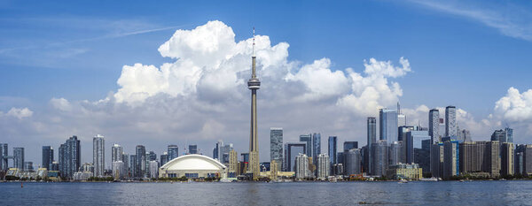 Панорамное фото городского пейзажа Торонто, Онтарио, сделанное с острова Центр
.