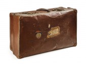 Fotografie z starý kožený kufr. Izolovaný s ořezovou cestou zahrnuté.