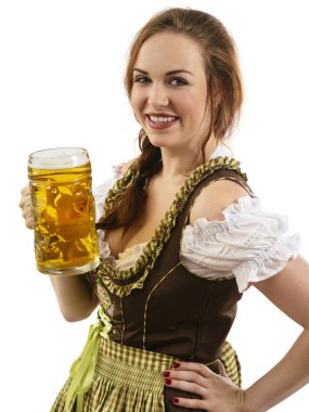 Fotoğraf güzel bir kadın garson geleneksel dirndl giyen ve bir bira steins beyaz arka plan üzerinde tutarak..