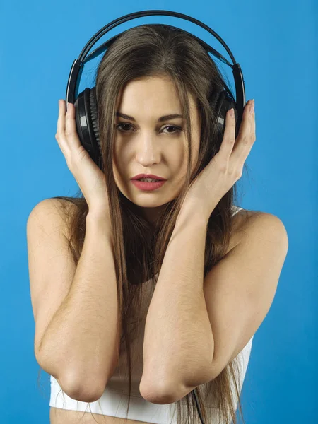 Foto Una Hermosa Mujer Sexy Escuchando Música Grandes Auriculares Negros — Foto de Stock