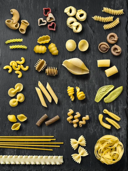 Foto Van Een Leisteen Bord Vol Met Verschillende Soorten Pasta — Stockfoto