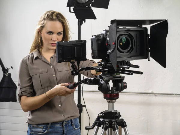 Photo Woman Operating Dslr Camera Rig Video Shoot — Stock Photo, Image