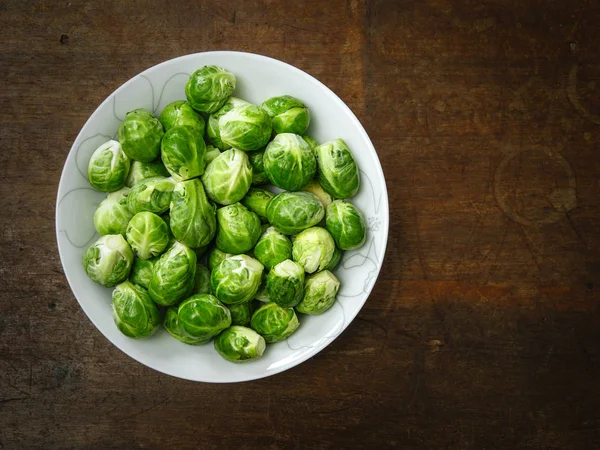 Photo Bol Choux Bruxelles Non Cuits Sur Une Vieille Table — Photo