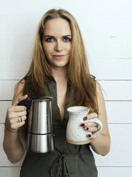 Photo Beautiful Smiling Woman Holding Moka Pot Coffee Mug Looking — Stock Photo, Image