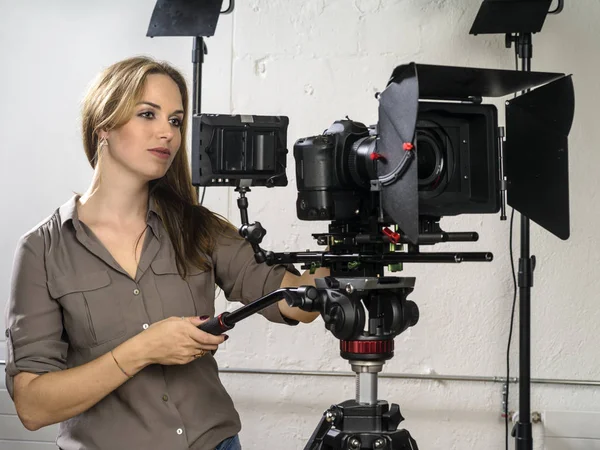 Photo Woman Operating Dslr Camera Rig Video Shoot — Stock Photo, Image