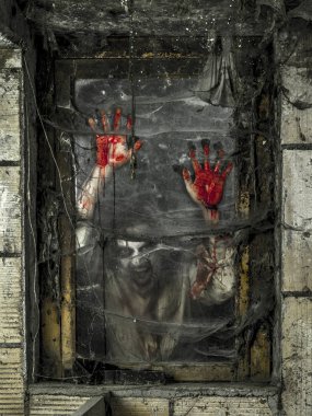 Aç bir zombi size kirli pencereden bakarken fotoğraf.
