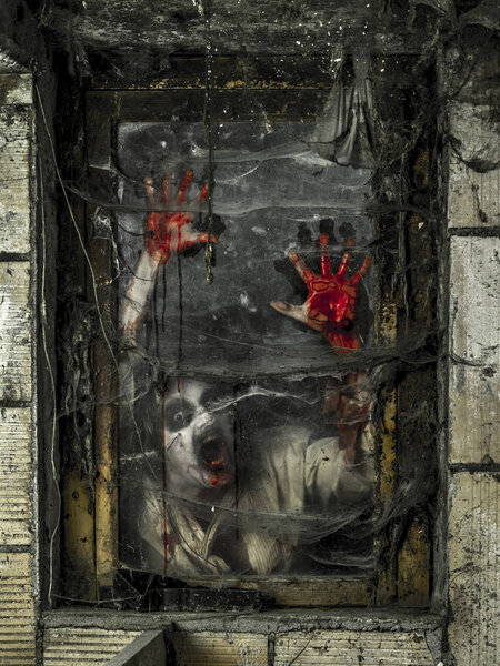 Фото голодного зомби, смотрящего на тебя через грязное окно
.