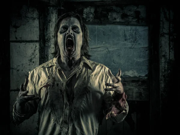 Foto Voor Een Hongerige Zombie Staren Een Donkere Enge Kamer — Stockfoto