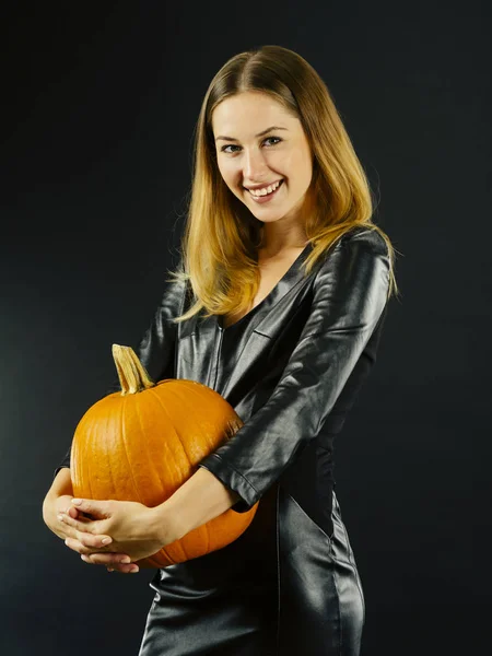 Photo Young Sexy Woman Holding Pumpkin Dark Background Halloween — Stock Photo, Image