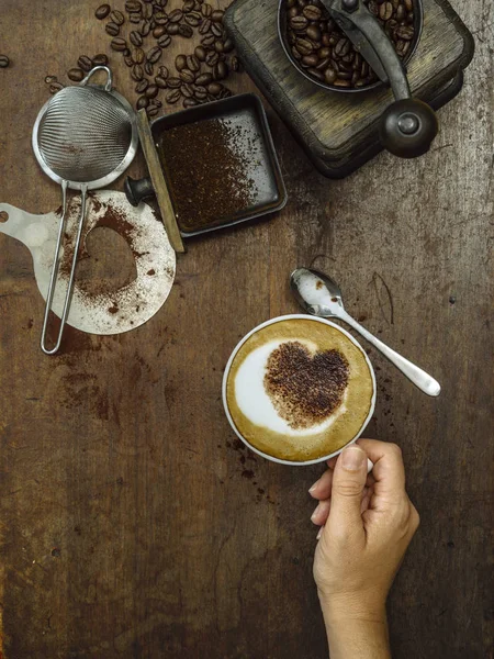 Foto Una Mesa Madera Rústica Desordenada Granos Café Molinillo Mano — Foto de Stock