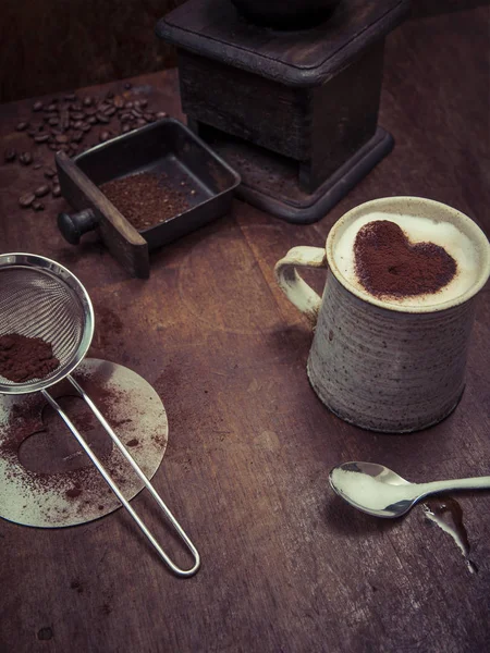 Zdjęcie Niechlujny Rustykalne Drewniany Stół Ziaren Kawy Młynek Filiżankę Kawy — Zdjęcie stockowe