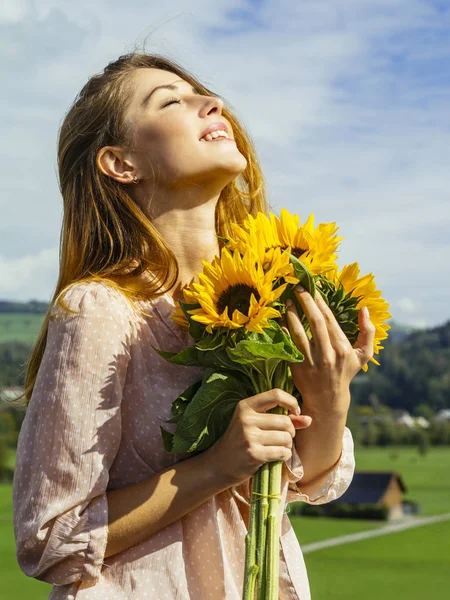 Foto Una Joven Feliz Sosteniendo Girasoles Sol —  Fotos de Stock