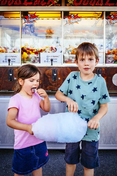 Photo Brother Sister Eating Big Cotton Candy Amusement Park — Stock Photo, Image