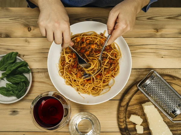 Zdjęcie Talerza Tradycyjnego Spaghetti Bolognese Szklanki Czerwonego Wina Góry — Zdjęcie stockowe