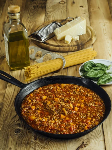 Foto Uma Panela Molho Tradicional Bolonhesa Com Massa Espaguete Azeite — Fotografia de Stock