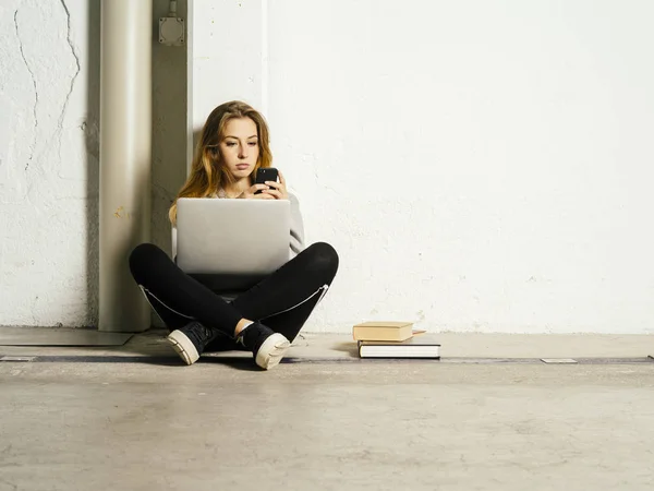 Photo Young Woman Student Sitting Hallway Laptop Cell Phone Books — Stock Photo, Image