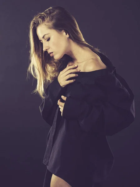 Fotka Krásná Žena Pózuje Člověku Zapnul Košili — Stock fotografie