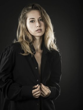 Düğmeleri gömlek ile kendine güvenen genç kadın