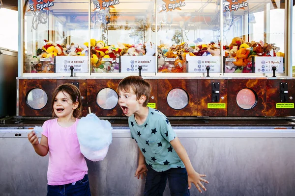 Kinderen eten suikerspin op het carnaval — Stockfoto