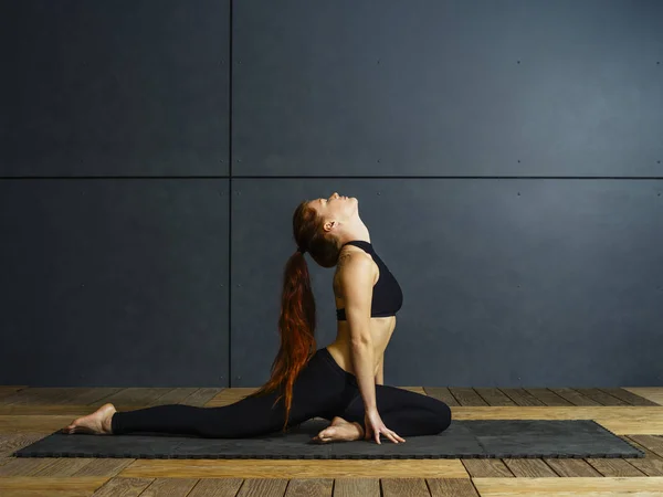 Rossa donna che fa yoga si estende — Foto Stock