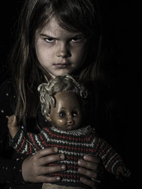 Korkunç bebeği olan ürkütücü genç kız.