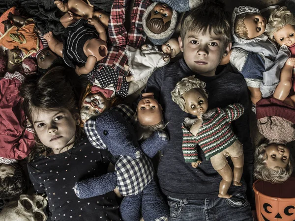 Creepy children with scary dolls — Stock Photo, Image