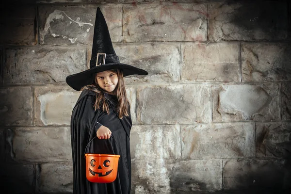 Fofa jovem bruxa para Halloween — Fotografia de Stock