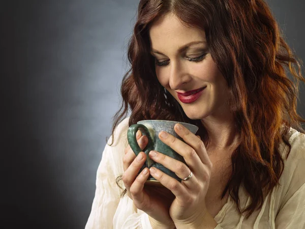 Mooie gelukkig roodharige vrouw drinken koffie — Stockfoto