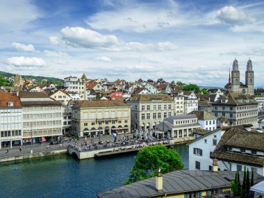 Zürih, İsviçre - 30 Mayıs 2020: Limmat Nehri 'nden Grossmunster ve Zürih' e bakınız. Grossmunster İsviçre 'nin Zürih şehrinde Romen tarzı bir Protestan kilisesidir..
