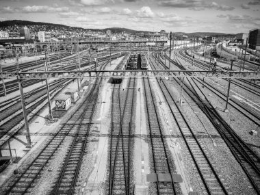 Zürih, İsviçre - 30 Mayıs 2020: Zürih İsviçre 'deki Hardbrucke tren rayları ve istasyonu.