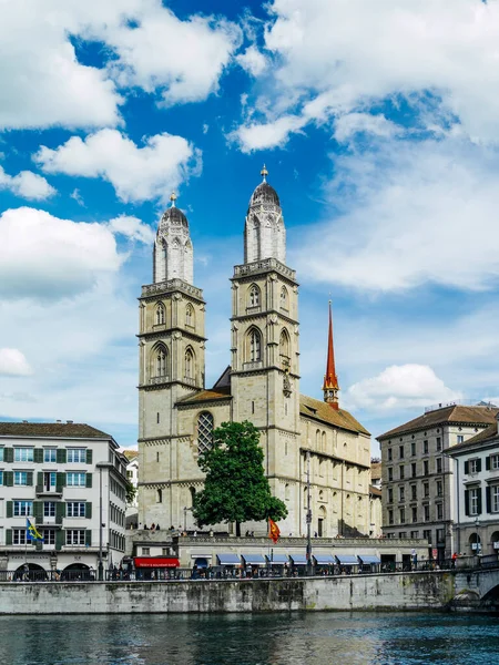 チューリッヒ スイス 2020年5月30日 グロスマンスターとチューリッヒの旧市街のLimmat川からの眺め グロスマンスター Grossmunster スイスのチューリッヒにあるロマネスク様式のプロテスタント教会 — ストック写真