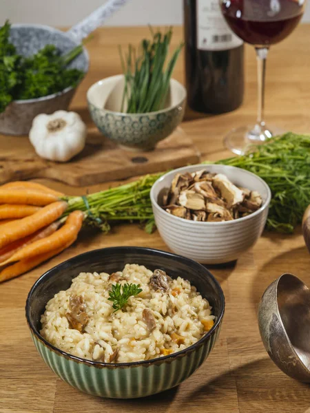 Bowl Risotto Masă Ingrediente Ciuperci Usturoi Morcovi Pahar Vin — Fotografie, imagine de stoc