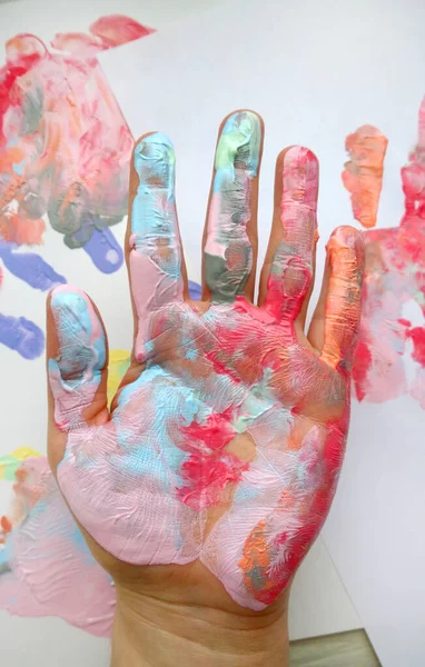 Der Abdruck Einer Menschlichen Hand Mit Bunter Farbe Und Farbe — Stockfoto