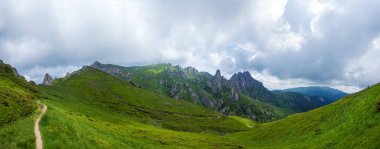 Mount Ciucas yaz, Romanya'dan Karpat aralığın bir parçası olarak panoramik