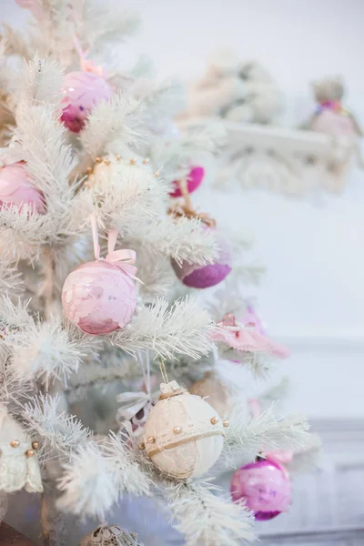 Um ramo de uma árvore de Natal decorado com ornamentos . — Fotografia de Stock