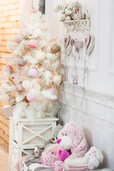 Un pequeño árbol de Navidad decorado blanco — Foto de Stock