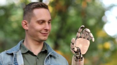 Genç görünüyor robot elindeki Park adam. Güzel gerçekçi 3d animasyon. 4k