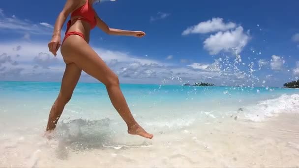 Happy Girl Walks on the Beach em Maldivas. GoPro 240 fps Full HD 1080 — Vídeo de Stock