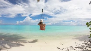 Maldivler, 4 k salıncakta sallanan kız
