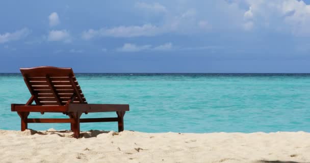 Chaise longue sur la plage des Maldives, 4K — Video