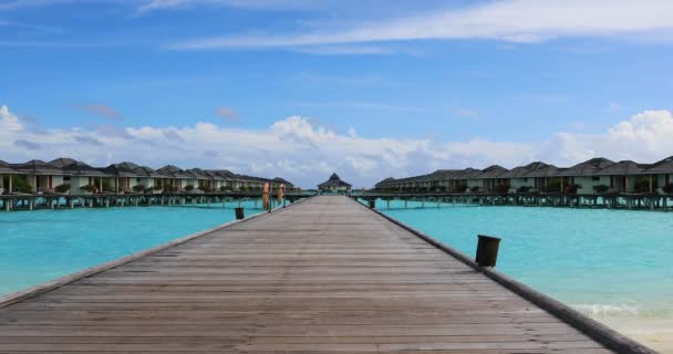 Su bungalovlar Maldivler'de, 4k — Stok video