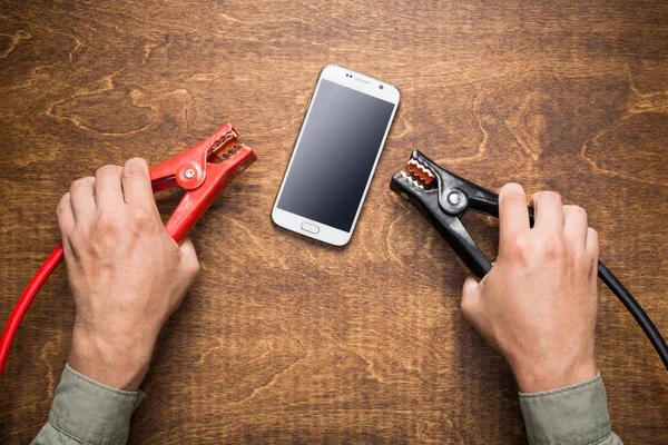 Telefoon opladen, energie-efficiëntie concept — Stockfoto